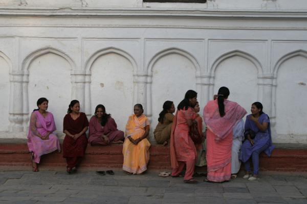 Photo de Women getting together on the streets of KathmanduKatmandou - NÃ©pal