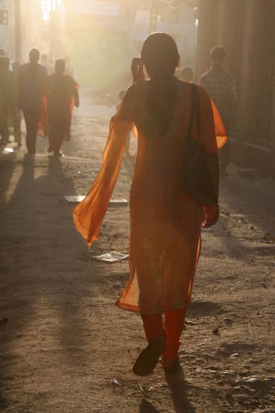 Photo de Woman walking a street of Kathmandu before sunsetKatmandou - NÃ©pal