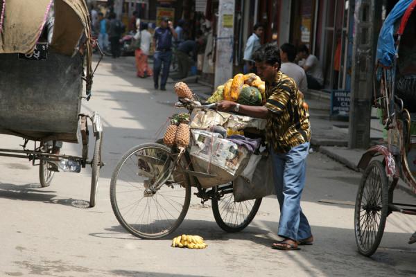 Photo de Fruitseller picking up lost bananas from the streetKatmandou - NÃ©pal