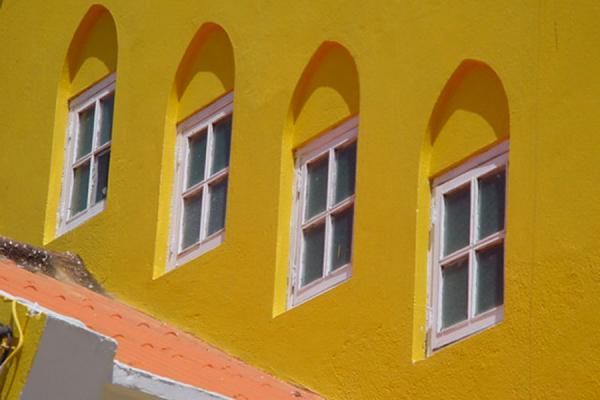 Foto van Row of windows in a house in CuracaoCuracao - Nederlandse Antillen