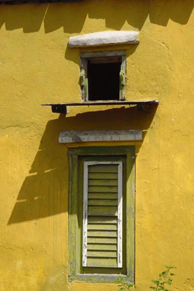 Foto van Narrow green window in a green house on CuracaoCuracao - Nederlandse Antillen