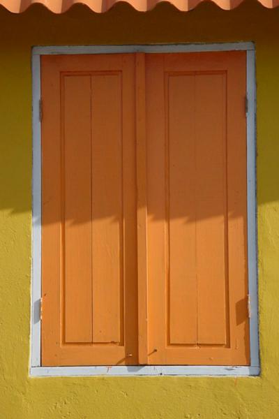 Foto van Orange window shutters in a house on CuracaoCuracao - Nederlandse Antillen