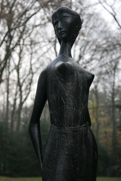 Small scultpure with features that remind of Picasso | Kröller Müller Sculpture Garden | Netherlands