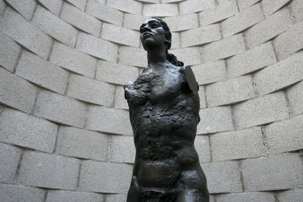 Sculpture in the pavillion of Aldo van Eyck | Kröller Müller Sculpture Garden | Netherlands