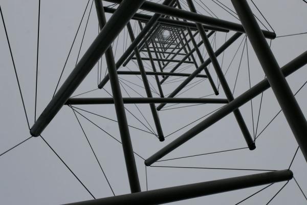 Looking up the Needle tower of Kenneth Snelson | Kröller Müller Sculpture Garden | Netherlands