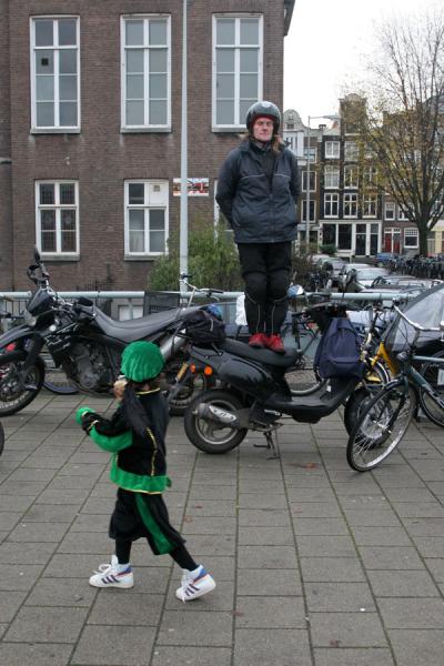 Foto de Standing on a scooter for a better viewAmsterdam - Netherlands