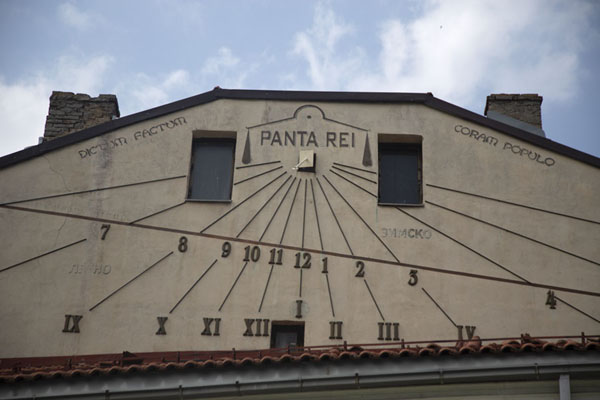 Foto de Sun clock on a wall in BitolaBitola - Macedonia del Norte