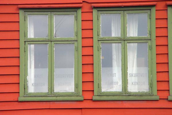 Foto de Close-up of two of the wooden windowsBergen - Noruega