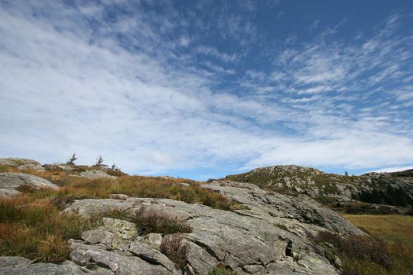 Foto de Rocks and clouds in the Fløyen areaBergen - Noruega