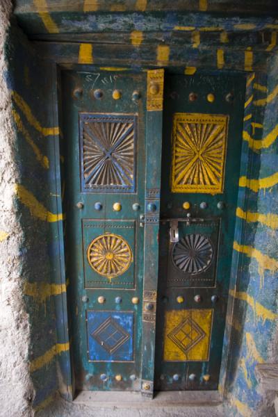 Colourfully painted door in a house in Bilad Sayt | Castello di SpiÅ¡ | Slovacchia