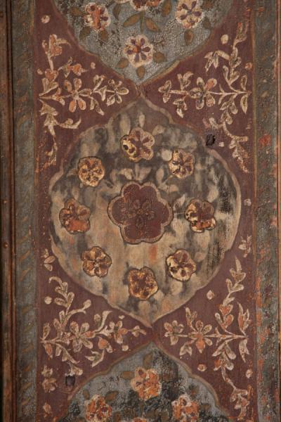 Close-up of decorated ceiling inside Jabrin Castle | Castello Jabrin | Oman