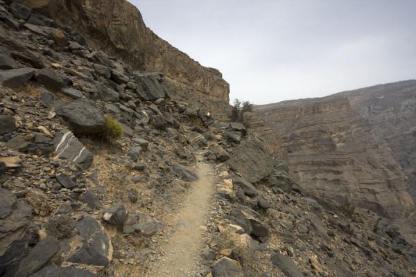 Path leading along the edge of the Grand Canyon | Jebel Shams Grand Canyon | Oman