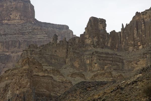 Wall along Wadi Nakhr from which rises the Grand Canyon | Jebel Shams Grand Canyon | Oman