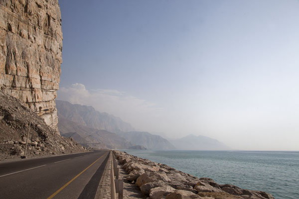 Foto de The coastal road on the west side of Musandam peninsulaMusandam Peninsula - Oman