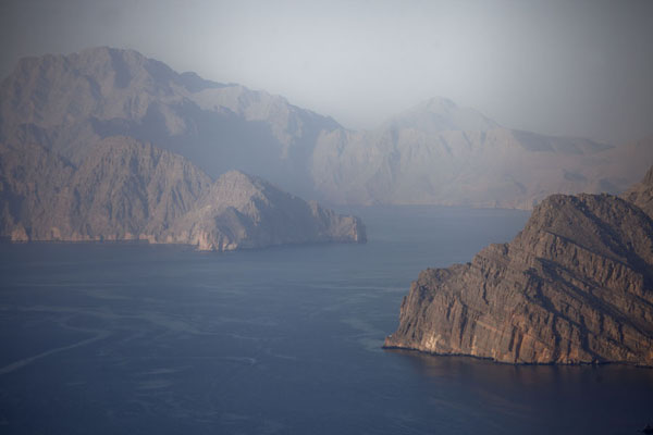 Foto de Looking to the far side of Khor Najd, an impressive fjord on Musandam peninsulaMusandam Peninsula - Oman
