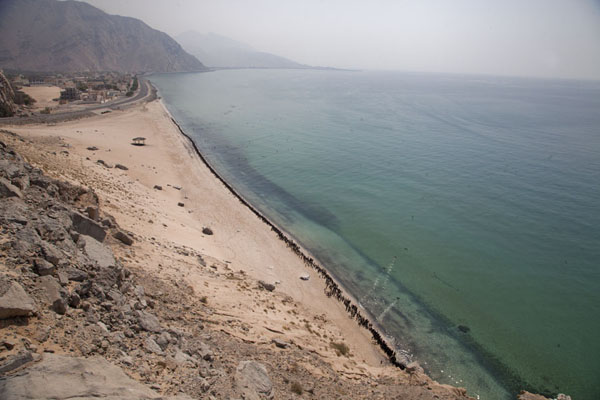 Foto de One of the beaches on the western coastline of Musdandam peninsula, with cormorants lining the beachMusandam Peninsula - Oman