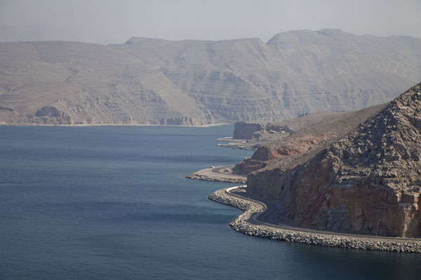 Foto de The coastal road west of KhasabMusandam Peninsula - Oman