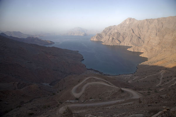 Foto de Looking down into the Khor Najd, one of the many fjords in the Musandam peninsulaMusandam Peninsula - Oman
