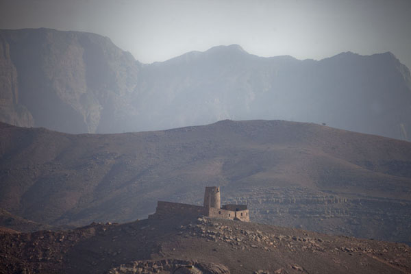 Foto de The small Bukha fort dwarfed by the mountains of Musandam peninsulaMusandam Peninsula - Oman