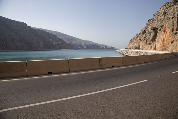 Foto de Road along one of the many fjords of the Musandam peninsulaMusandam Peninsula - Oman