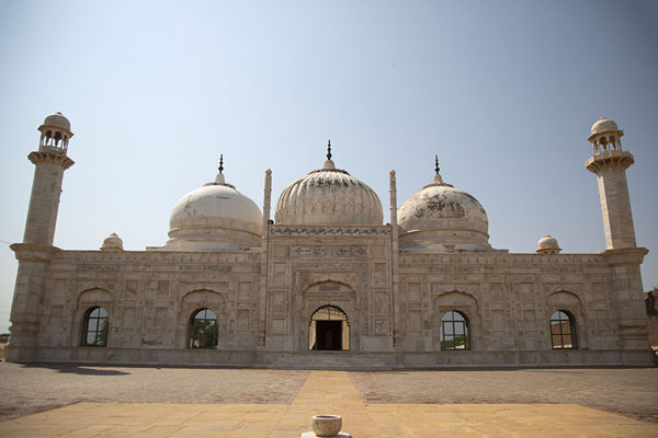 Abbasi Mosque, modeled on Moti Masjid in the Red Fort of Delhi | Fortaleza de Derawar | Pakistan