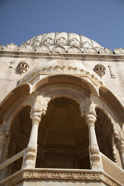 Looking up the backside of Abbasi Mosque to the east of Derawar Fort | Fortaleza de Derawar | Pakistan