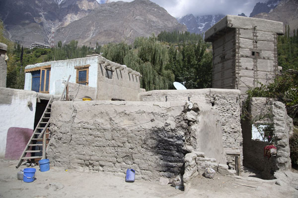 Foto de House with watchtower in the old town of GanishGanish - Pakistan