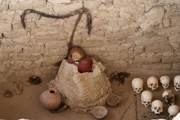 Picture of Mummy and skulls in grave at Chauchilla cemeteryChauchilla - Peru