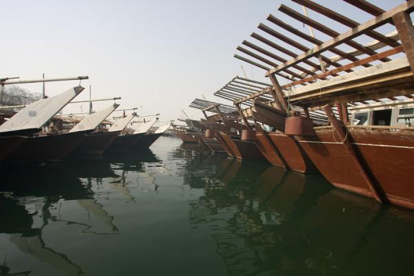 Dhows moored in the harbour of Al Khor | Al Khor vissers | Qatar