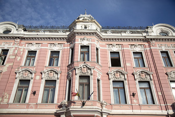Pink building in the old town of Brașov | Brașov | Rumania