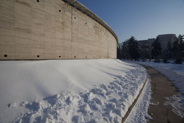 Tombs covered by snow around the mausoleum | Geghard klooster | ArmeniÃ«