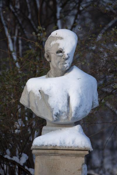Snow-covered statue in Carol Park | Geghard klooster | ArmeniÃ«