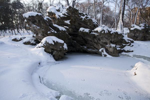 Frozen pond with rocks in Carol Park | Geghard klooster | ArmeniÃ«