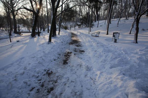 Foto van Lane in Carol Park with benches in the snowGeghard klooster - ArmeniÃ«