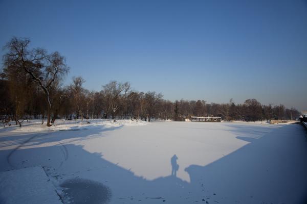 Foto van Lake Filaret in Carol Park frozen and covered by snowGeghard klooster - ArmeniÃ«