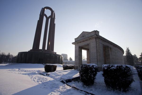 Foto van Mausoleum with semicircle containing remains of soldiers fallen in World War IGeghard klooster - ArmeniÃ«