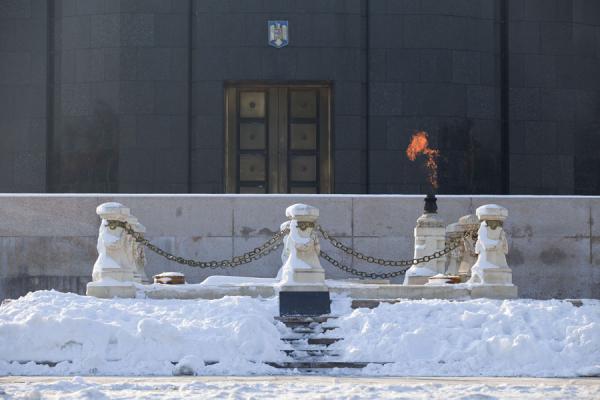Foto van Monument for the Unknown Soldier in front of the mausoleum of Carol ParkGeghard klooster - ArmeniÃ«