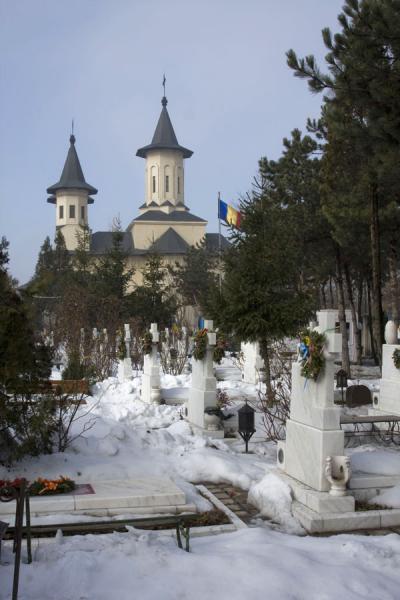 Close-up of tomb with Romanian colours, flowers, and picture | Cementerio de los Heroes de la RevoluciÃ³n | Rumania