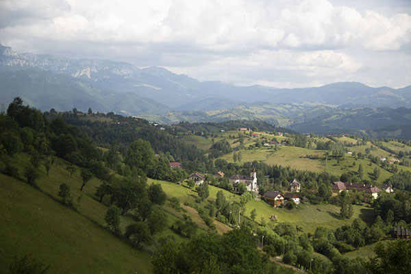 Looking out over the landscape with the village of Măgura in the foreground | Pueblos Kalibash | Rumania