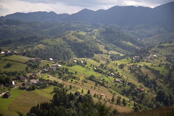 The landscape of the Kalibash villages with hills, mountains, and trees | Pueblos Kalibash | Rumania