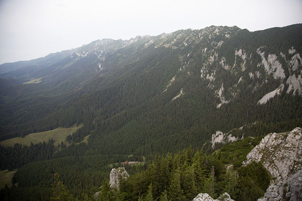 The Piatra Craiului ridge of the Carpathian mountains runs northwest of Măgura | Pueblos Kalibash | Rumania