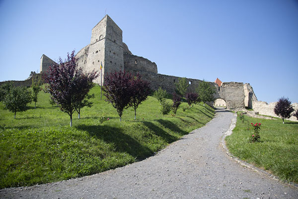 Frontal view of the citadel with courtyard from the main gate | Alcázar de Rupea | Rumania