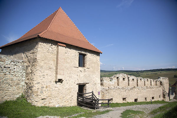 The middle part of the citadel with Scout tower | Alcázar de Rupea | Rumania
