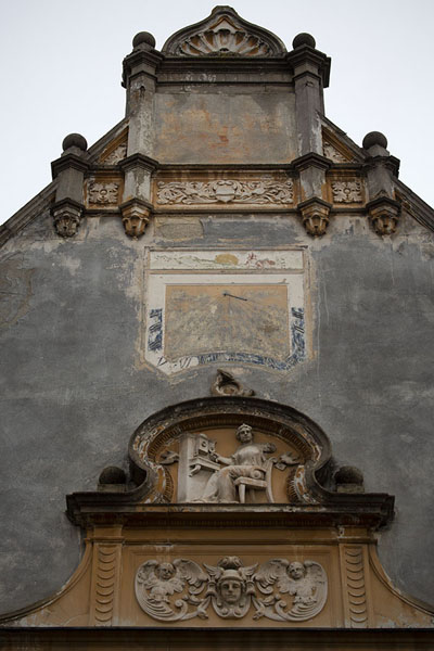 Foto de Close-up of a building in Sibiu with sun clock and sculptureSibiu - Rumania