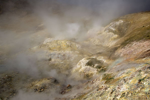 Photo de Close-up of steam constantly spouting from the highly active earthMutnovsky Valley of Geysers - Russie