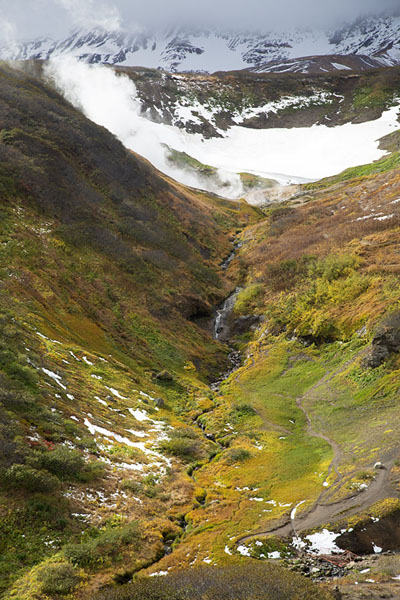 Photo de The small Valley of the Geysers with snow aboveMutnovsky Valley of Geysers - Russie