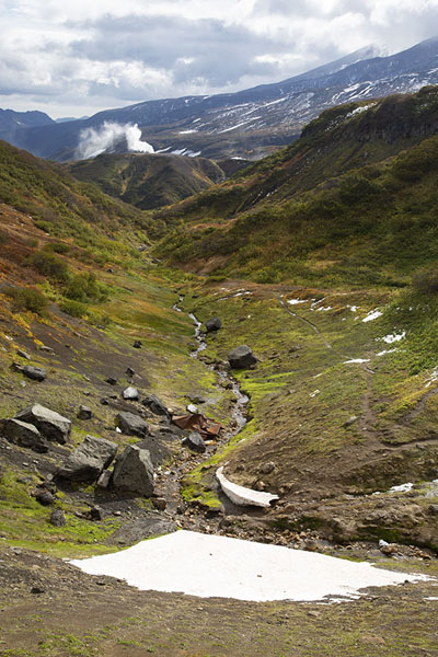 Photo de View of the valley just below the small Valley of the GeysersMutnovsky Valley of Geysers - Russie