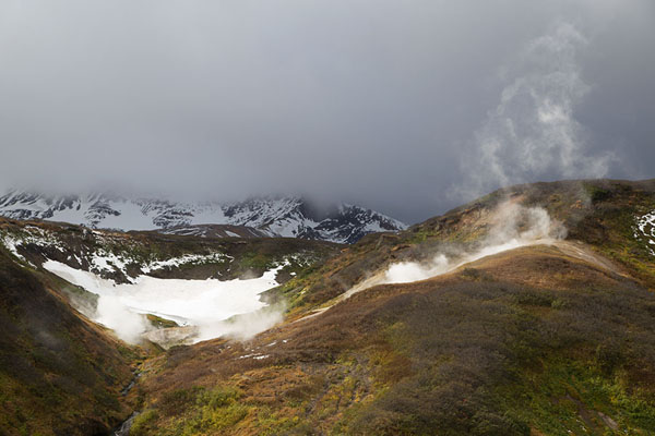 Photo de Looking into the small Valley of the GeysersMutnovsky Valley of Geysers - Russie