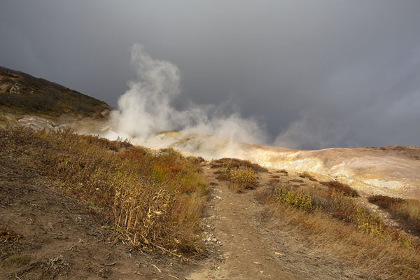 Photo de Steam in the air above the small Valley of the GeysersMutnovsky Valley of Geysers - Russie
