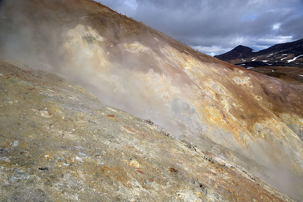 Photo de Slope with geysers in the valleyMutnovsky Valley of Geysers - Russie